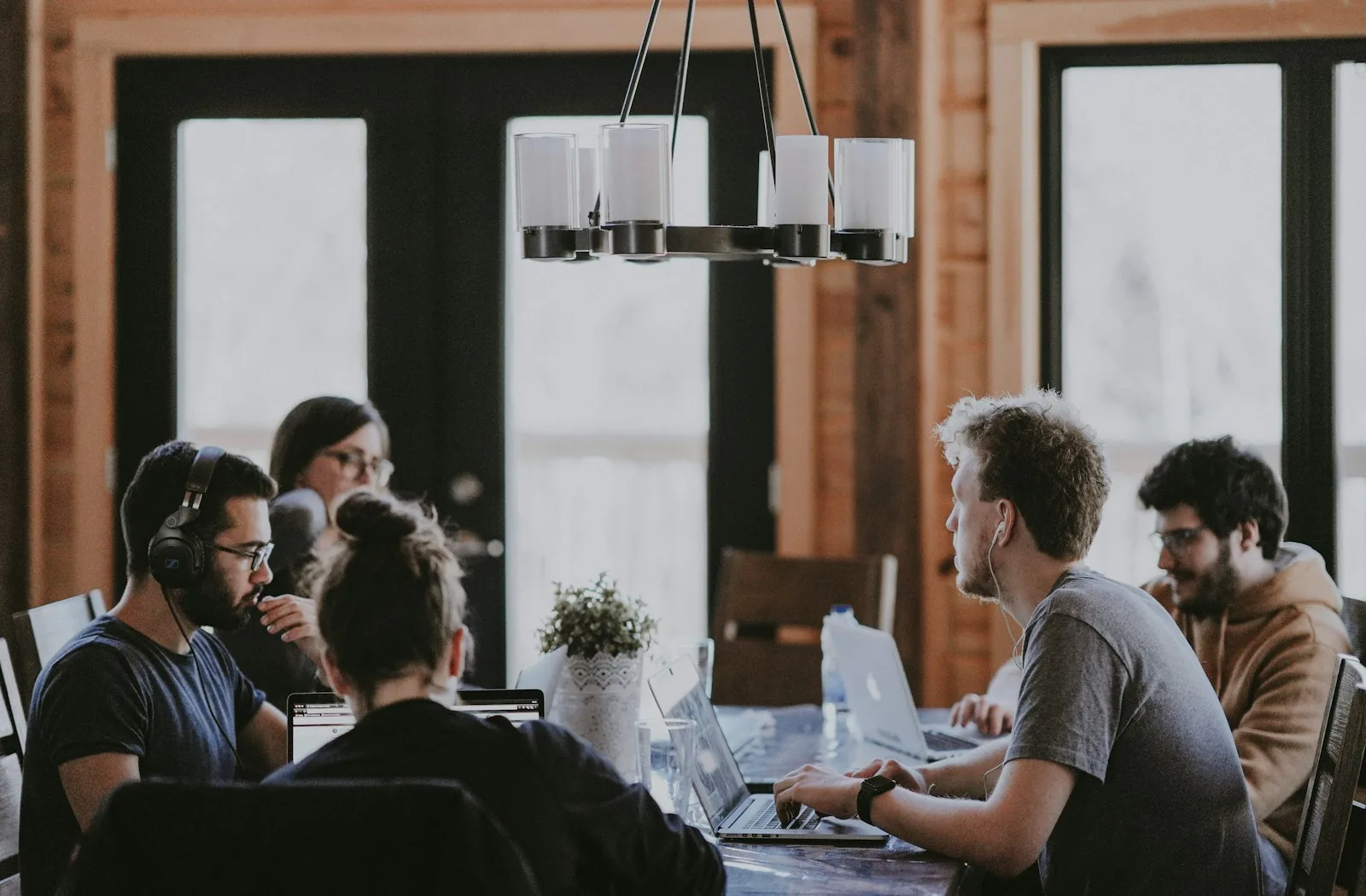Profesionales colaborando en un espacio de trabajo compartido; imagen de referencia
