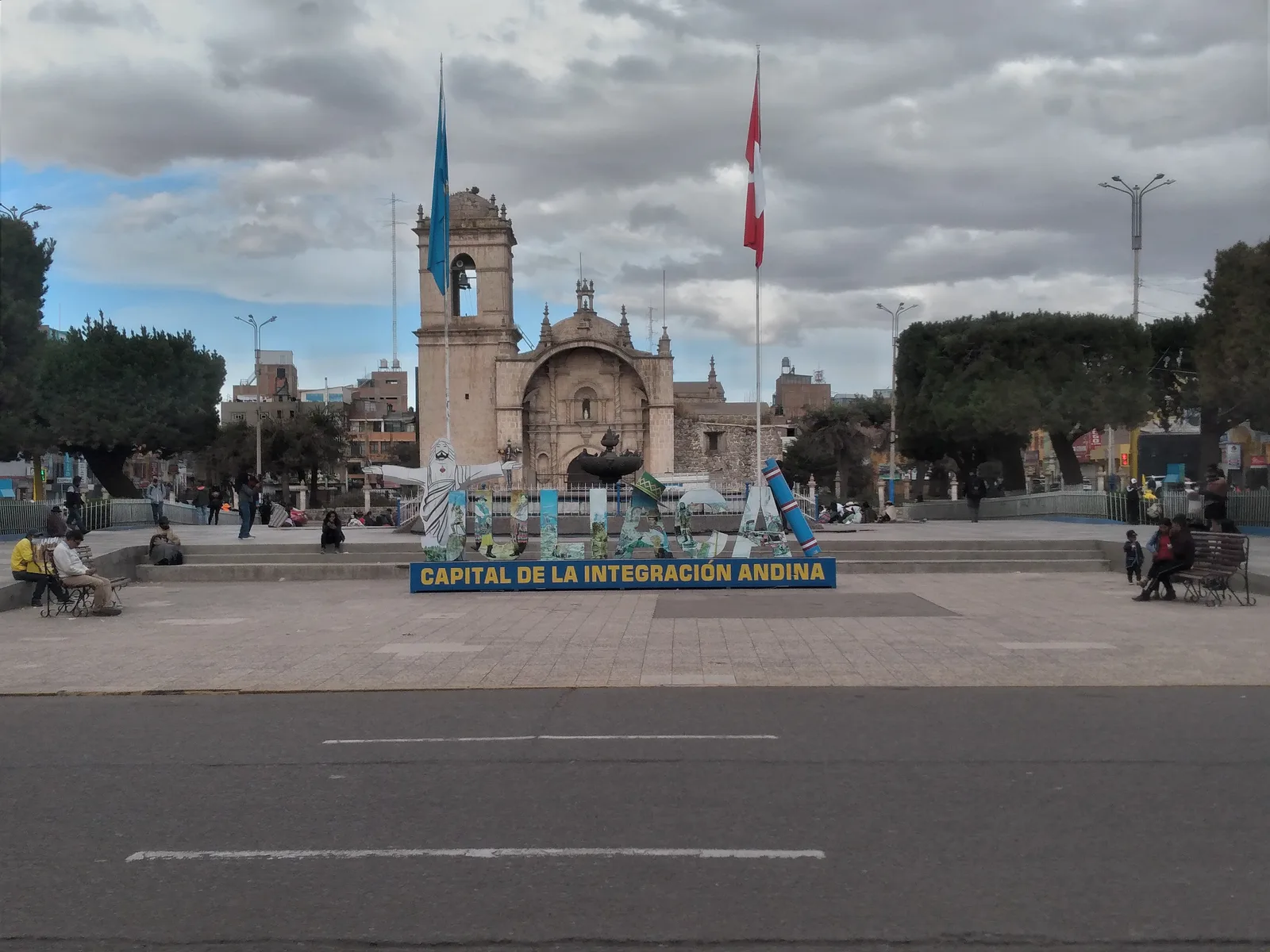 Plaza de Armas de Juliaca y su iglesia de Santa Catalina