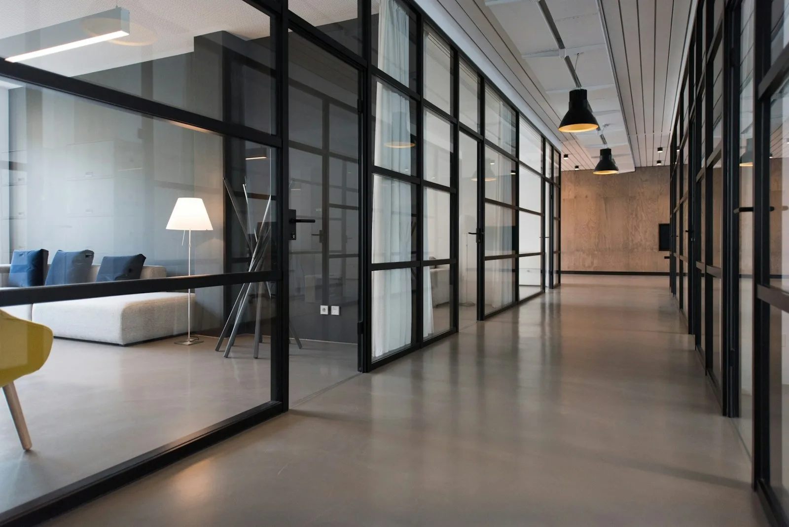 Interior de un espacio de oficinas; imagen de referencia